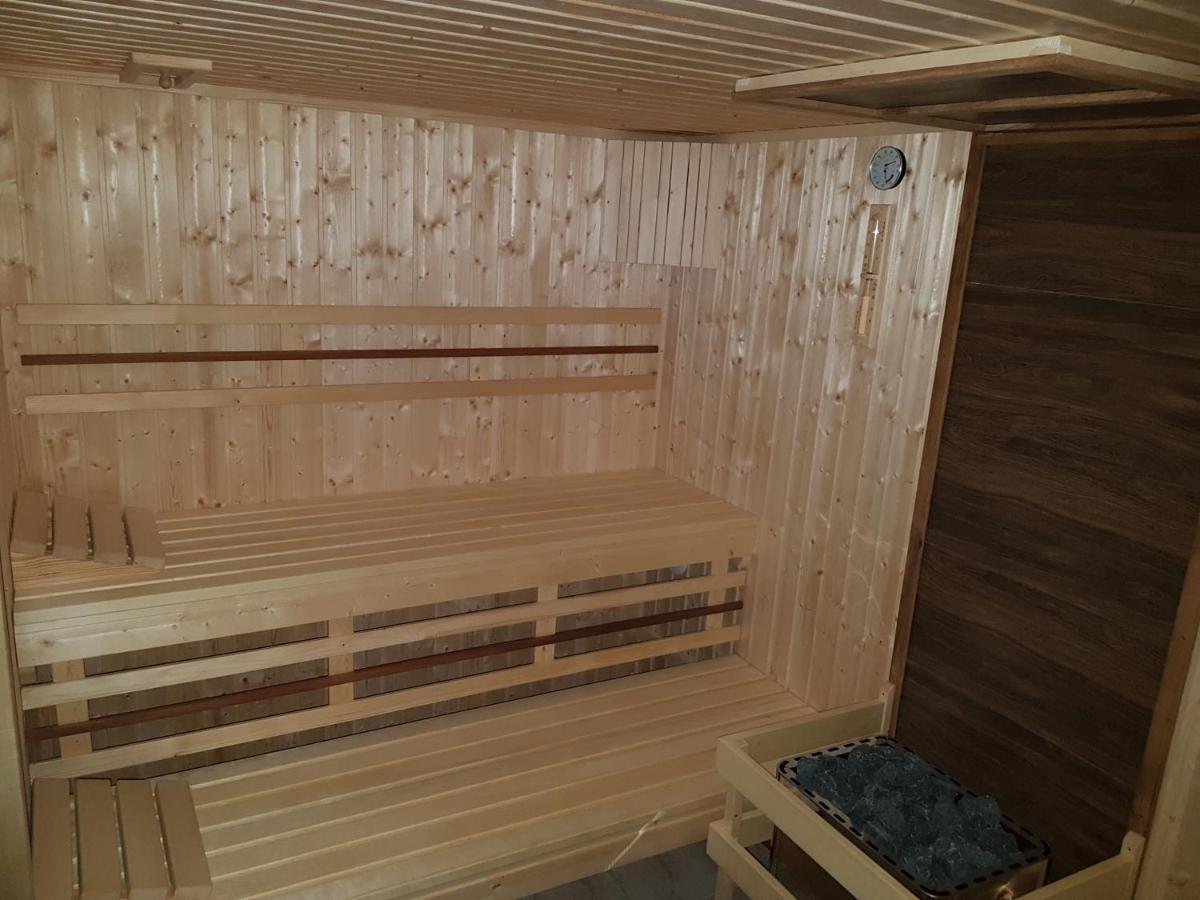 Hotel - Restauracja "Sloneczna" Jarocin Kültér fotó
