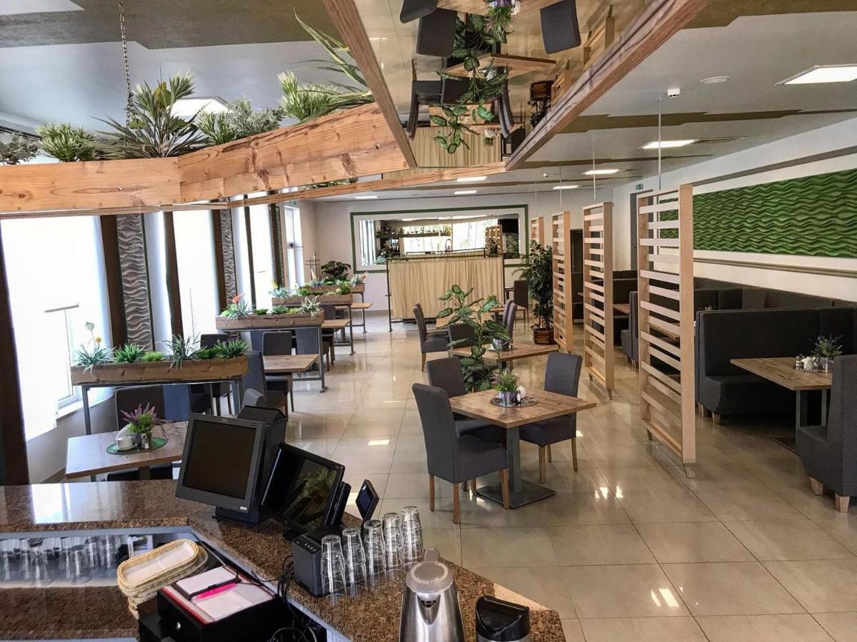 Hotel - Restauracja "Sloneczna" Jarocin Kültér fotó