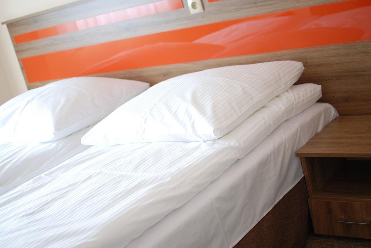 Hotel - Restauracja "Sloneczna" Jarocin Kültér fotó
