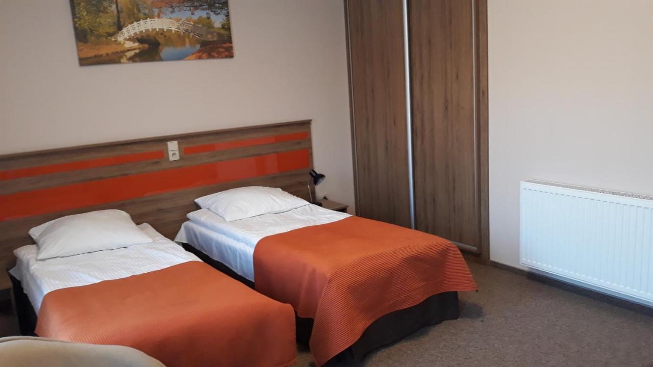Hotel - Restauracja "Sloneczna" Jarocin Kültér fotó